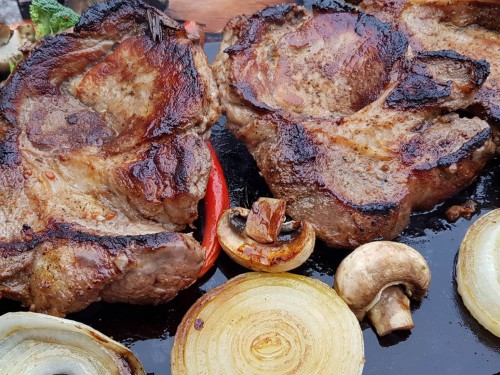 Стейк зі свинини на мангалі