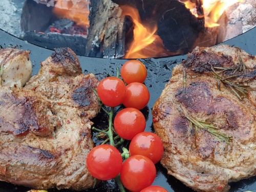 Стейк зі свинини на мангалі