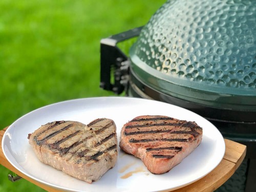 Стейки тунця на грилі