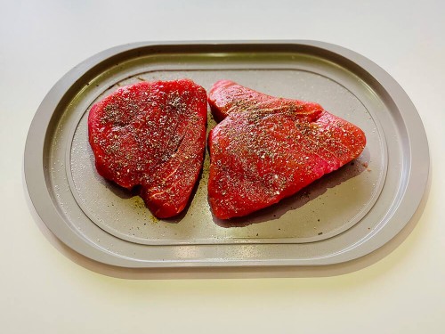 Стейки тунця на грилі