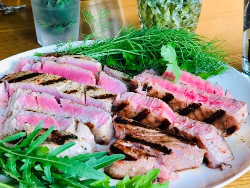 Стейки тунця на грилі