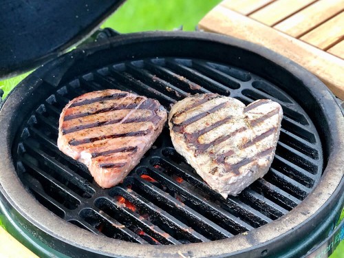 Стейки тунця на грилі