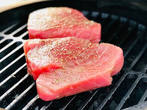 Стейки тунця на грилі