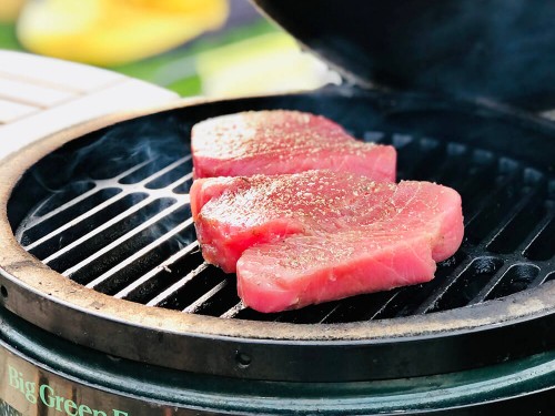 Стейки тунця на грилі