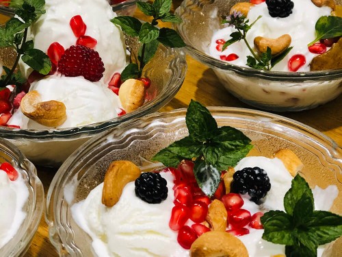 Десерт из запеченных на гриле груш и мороженого