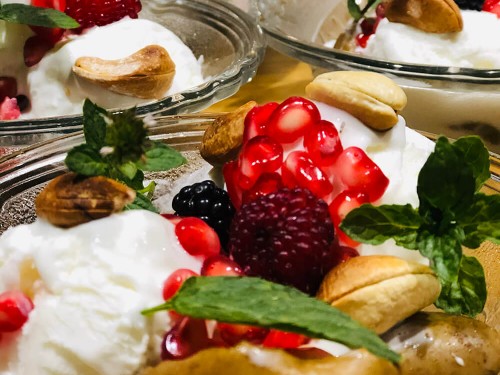 Десерт из запеченных на гриле груш и мороженого