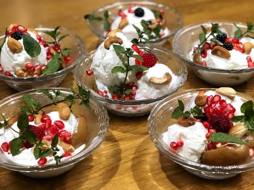 Десерт из запеченных на гриле груш и мороженого