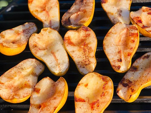 Десерт из запеченных на гриле груш и мороженого