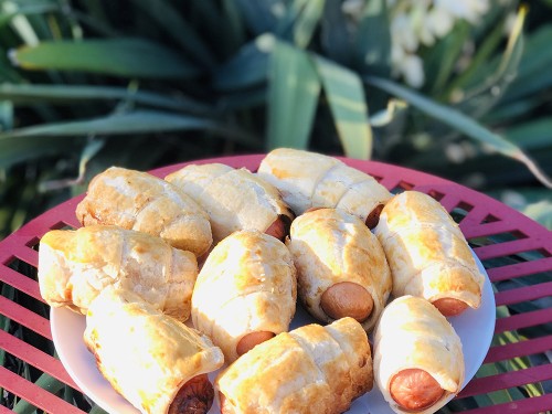 Сосиски запечені в листковому тісті