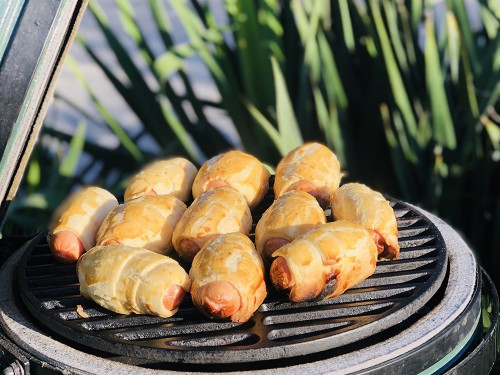 Сосиски запечені в листковому тісті