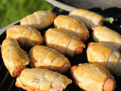 Сосиски запечені в листковому тісті
