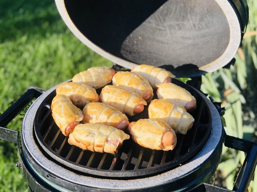 Сосиски запечені в листковому тісті