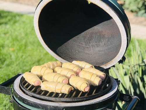 Сосиски запечені в листковому тісті