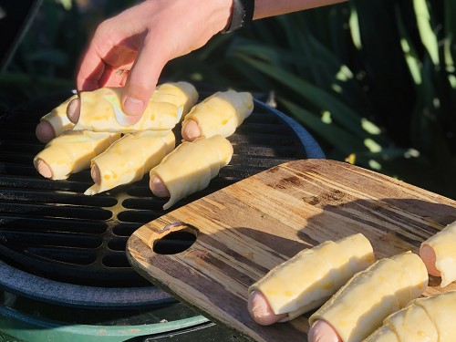 Сосиски запечені в листковому тісті