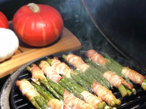 Спаржа в беконі