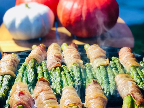 Спаржа в беконі