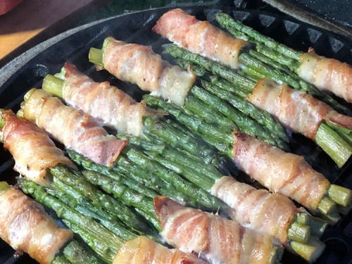 Спаржа в беконі