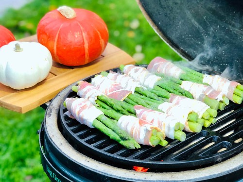 Спаржа в беконі