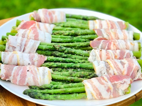 Спаржа в беконі