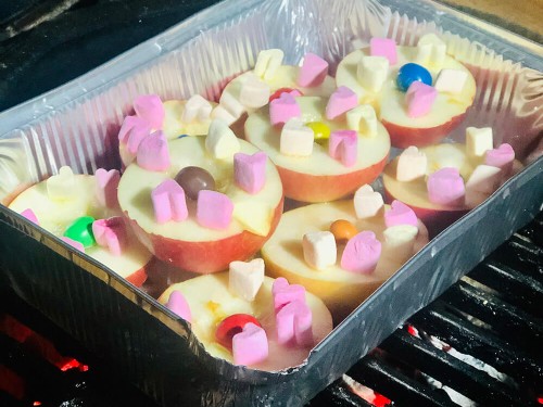 Десерты на гриле - бананы и яблоки с маршмелоу