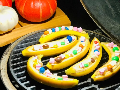 Десерты на гриле - бананы и яблоки с маршмелоу