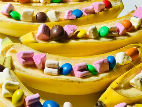 Десерты на гриле - бананы и яблоки с маршмелоу