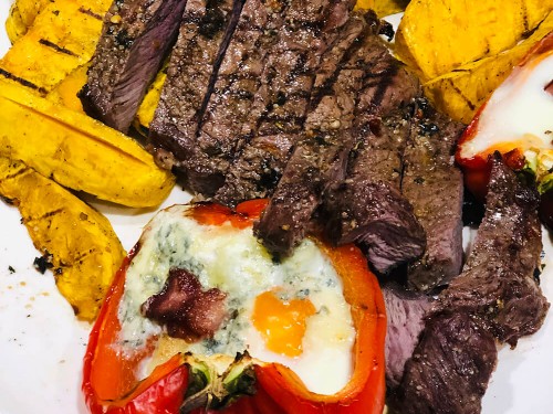 Болгарські перці з яйцем, моцарелою, дор-блю і беконом Болгарські перці з яйцем, моцарелою, дор-блю і беконом