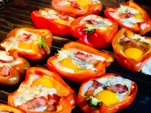 Болгарські перці з яйцем, моцарелою, дор-блю і беконом Болгарські перці з яйцем, моцарелою, дор-блю і беконом