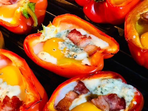 Болгарські перці з яйцем, моцарелою, дор-блю і беконом Болгарські перці з яйцем, моцарелою, дор-блю і беконом