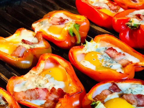 Болгарські перці з яйцем, моцарелою, дор-блю і беконом Болгарські перці з яйцем, моцарелою, дор-блю і беконом