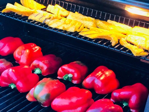 Болгарські перці з яйцем, моцарелою, дор-блю і беконом Болгарські перці з яйцем, моцарелою, дор-блю і беконом