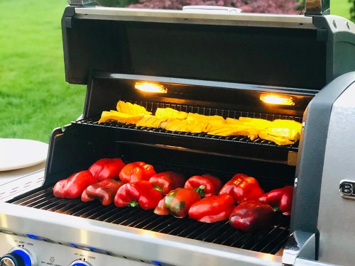 Болгарські перці з яйцем, моцарелою, дор-блю і беконом Болгарські перці з яйцем, моцарелою, дор-блю і беконом