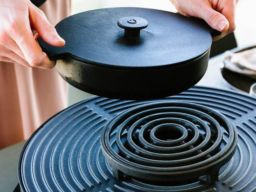 фото 2 OFYR Tabl'O Cast Iron Casserole Set: підставка та чавунна кастрюля