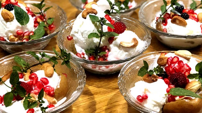 Десерт из запеченных на гриле груш и мороженого