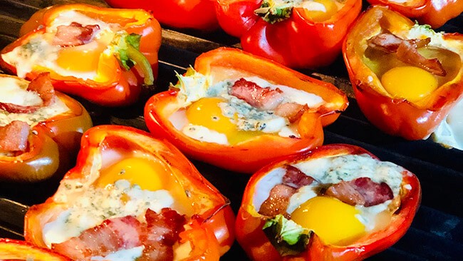 Болгарські перці з яйцем, моцарелою, дор-блю і беконом