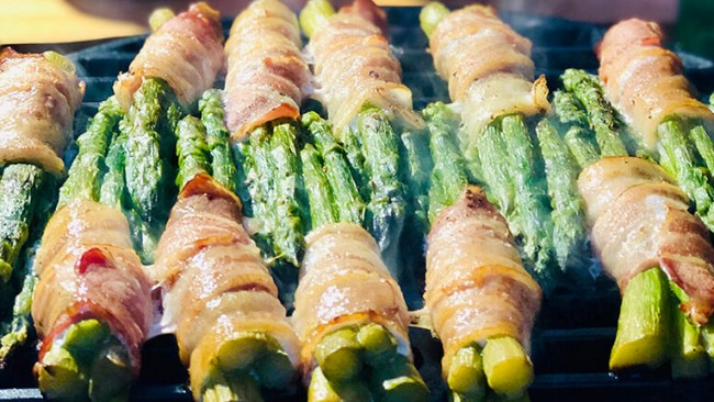 Спаржа в беконі